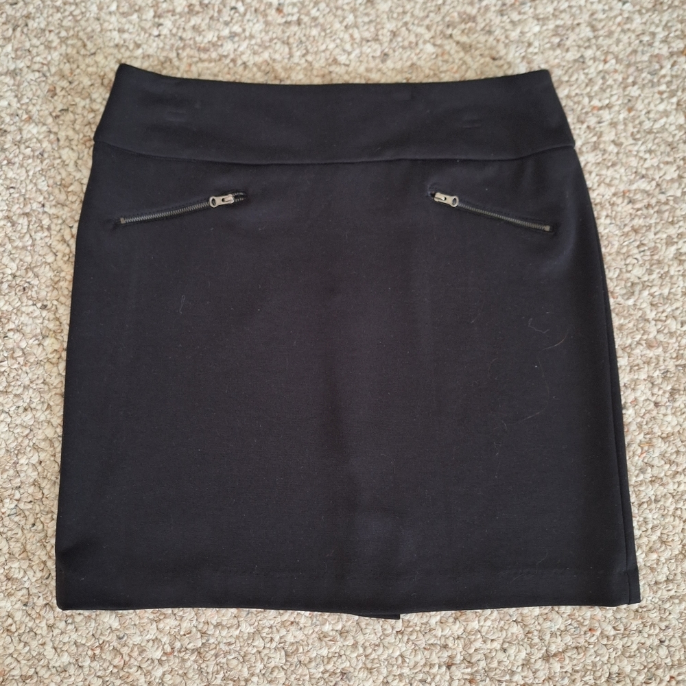 Darjoni knit short skirt with decorative zipper pockets size 6